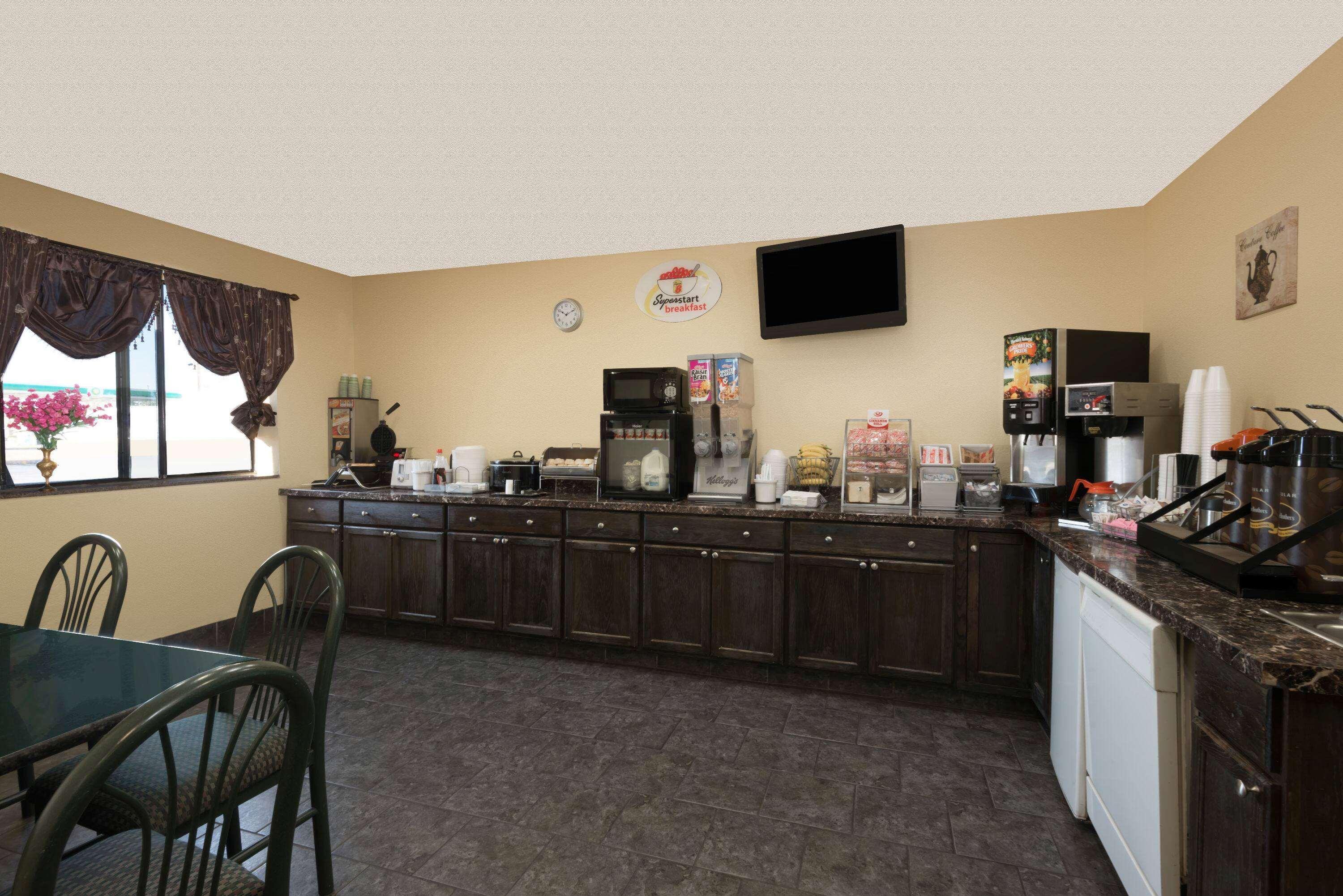 Super 8 By Wyndham Topeka/Wanamaker Rd/I-70 Extérieur photo