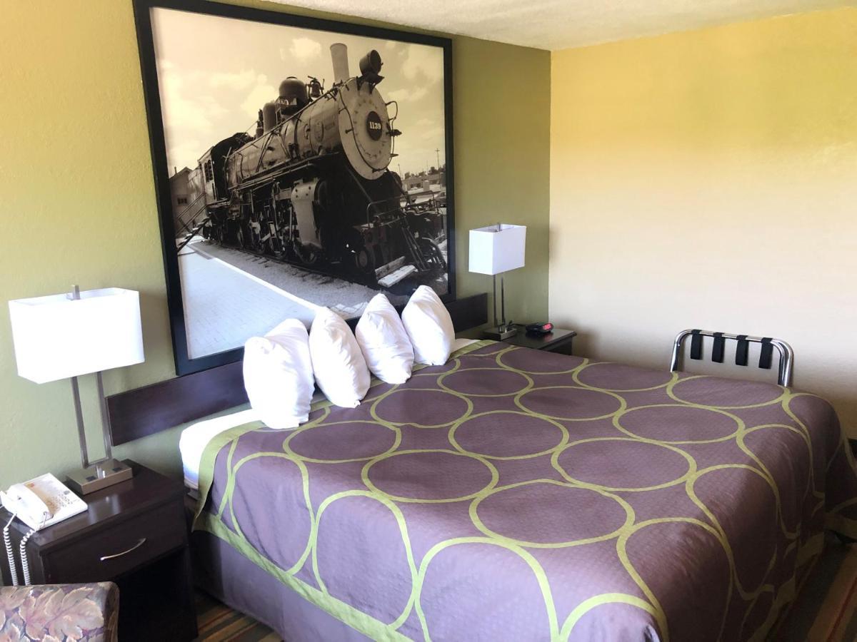 Super 8 By Wyndham Topeka/Wanamaker Rd/I-70 Extérieur photo